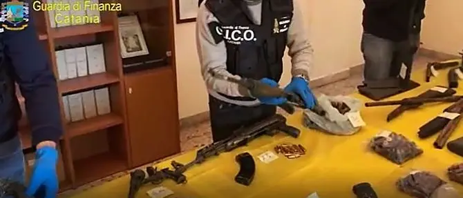 Droga e armi, anche la ‘ndrangheta riforniva le cosche siciliane: 25 arresti a Catania