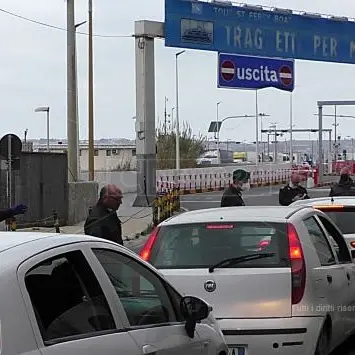 Fase 2 in Calabria, paradosso ai traghetti sullo Stretto: 50 persone bloccate a Messina