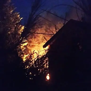 Incendio nella Presila catanzarese: fiamme raggiungono case in legno e una chiesetta