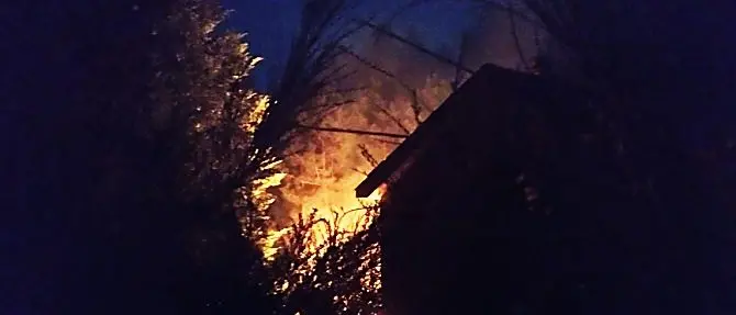 Incendio nella Presila catanzarese: fiamme raggiungono case in legno e una chiesetta
