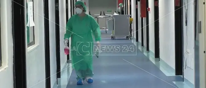 Pronto soccorso Catanzaro assediato, polizia costretta a filtrare le entrate