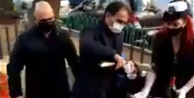 Catanzaro, Abramo festeggia in piazza la Fase 2 e scoppia la polemica: video