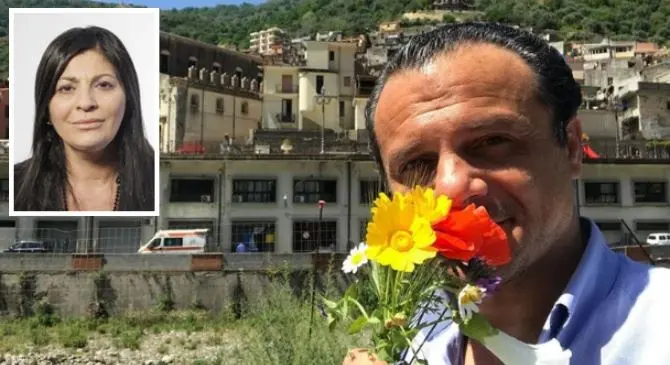 Cuori divisi dallo Stretto: De Luca propone a Santelli il pass dell’amore