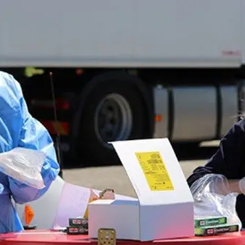 Rientra da Roma e si sottopone al tampone Covid in autostrada: positivo