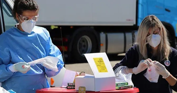 Rientra da Roma e si sottopone al tampone Covid in autostrada: positivo