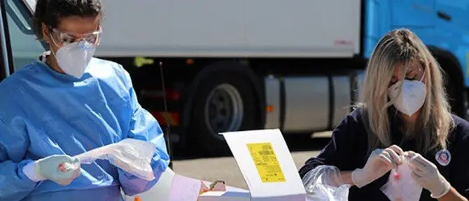 Rientra da Roma e si sottopone al tampone Covid in autostrada: positivo