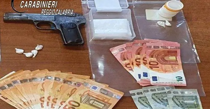 Reggio Calabria, spacciava cocaina in casa: arrestato pregiudicato