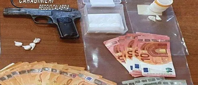 Reggio Calabria, spacciava cocaina in casa: arrestato pregiudicato