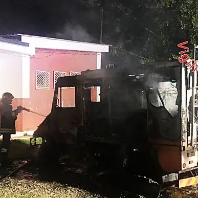 Incendio distrugge un'autobotte di Calabria verde nel Catanzarese, indagini