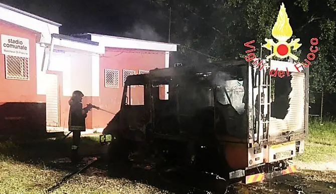 Incendio distrugge un'autobotte di Calabria verde nel Catanzarese, indagini