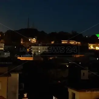 Lo spettacolo della superluna e il castello tricolore incanta Vibo Valentia