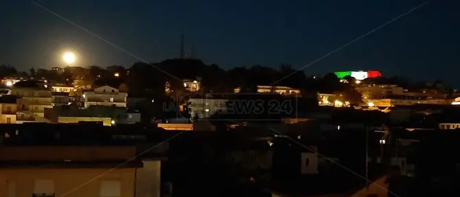 Lo spettacolo della superluna e il castello tricolore incanta Vibo Valentia
