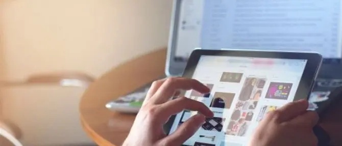 Scuola a distanza, i finanzieri consegnano pc e tablet agli studenti cosentini