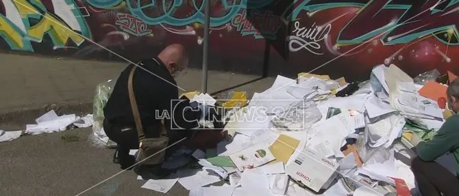 Cosenza, faldoni Cisl abbandonati nei pressi della Città dei ragazzi: il video