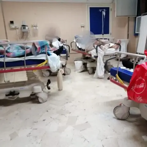 Ospedale Locri, pronto soccorso in tilt e pazienti in attesa nelle ambulanze