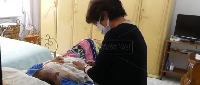 Malato e immobilizzato, gli tolgono la pensione perché il medico dell’Inps non va a domicilio