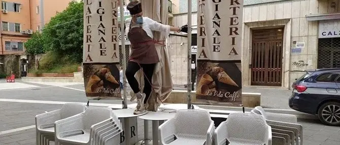 Cosenza, per protesta si incatena ai tavolini del suo bar: «Noi vittime delle beghe politiche»