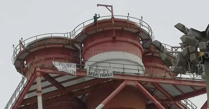Operai sulla ciminiera della centrale Enel di Rossano minacciano di gettarsi nel vuoto