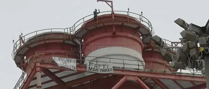 Operai sulla ciminiera della centrale Enel di Rossano minacciano di gettarsi nel vuoto