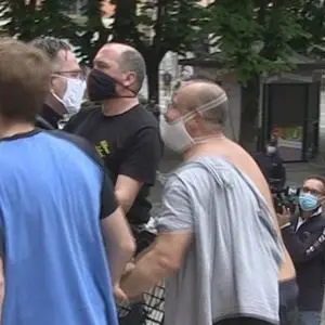 Protestano e li multano, tensione a Cosenza: manifestanti cercano di entrare in Prefettura