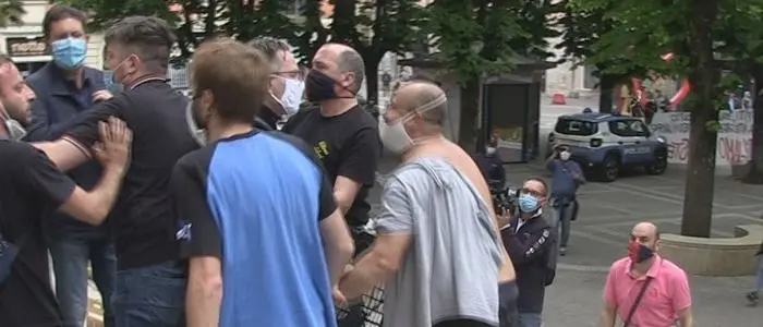 Protestano e li multano, tensione a Cosenza: manifestanti cercano di entrare in Prefettura