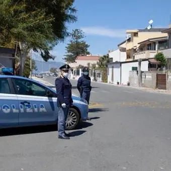 Donna pestata selvaggiamente in casa, arrestati il marito e il figlio