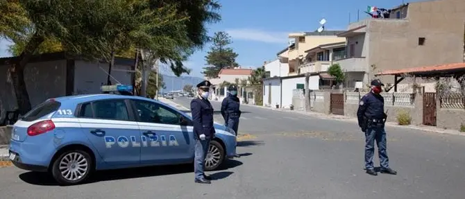 Donna pestata selvaggiamente in casa, arrestati il marito e il figlio