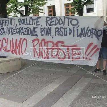 Crisi da coronavirus, proteste a Cosenza: «Le famiglie muoiono di fame»