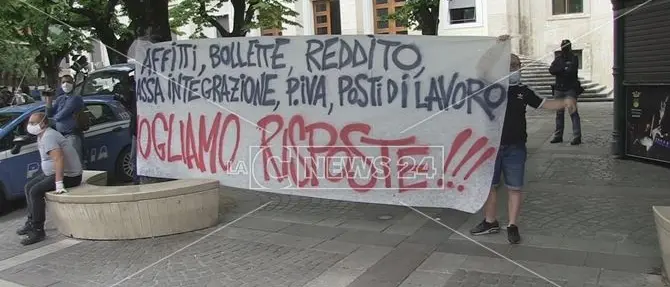 Crisi da coronavirus, proteste a Cosenza: «Le famiglie muoiono di fame»