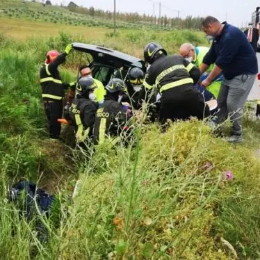 Incidente a San Leonardo di Cutro, auto finisce fuori strada: feriti due anziani