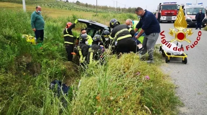 Incidente a San Leonardo di Cutro, auto finisce fuori strada: feriti due anziani