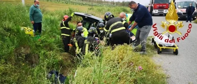 Incidente a San Leonardo di Cutro, auto finisce fuori strada: feriti due anziani