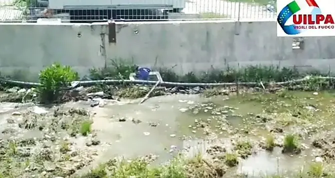 San Ferdinando, fogna all’esterno della caserma dei Vigili del fuoco: video