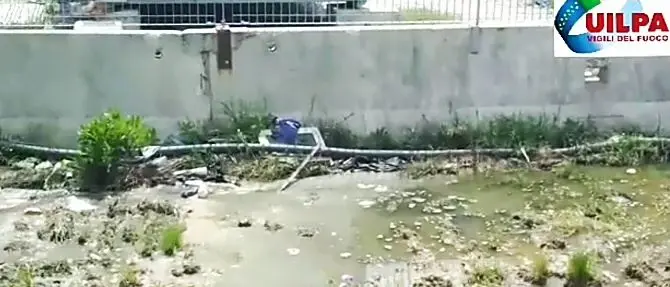 San Ferdinando, fogna all’esterno della caserma dei Vigili del fuoco: video