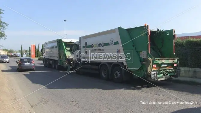 Emergenza rifiuti a Cosenza, il sindaco minaccia di denunciare Calabra Maceri