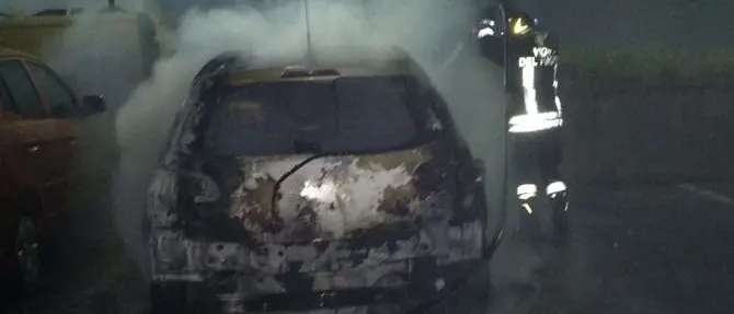 Vibo Valentia, in fiamme l'auto di un parroco: avviate le indagini