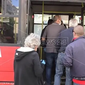 Fase 2 a Catanzaro, pochi autobus e tutti affollati: scatta l'allarme