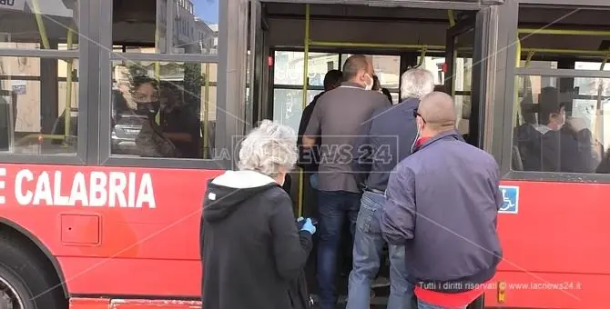 Fase 2 a Catanzaro, pochi autobus e tutti affollati: scatta l'allarme