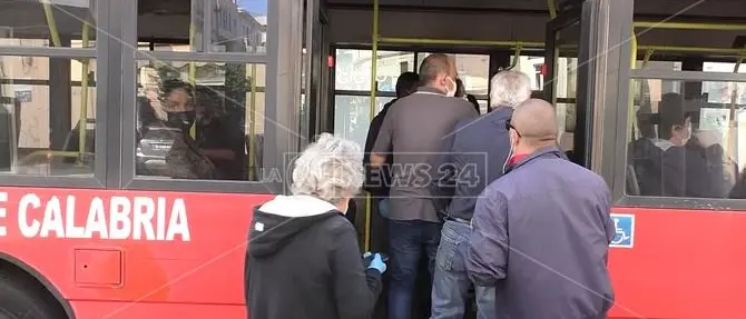 Fase 2 a Catanzaro, pochi autobus e tutti affollati: scatta l'allarme