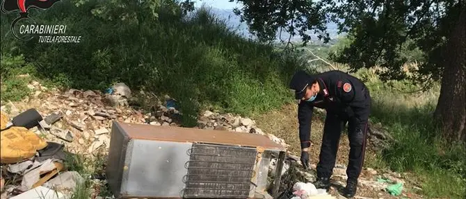 Montalto, beccati dalle telecamere ad abbandonare rifiuti: multe per 12mila euro