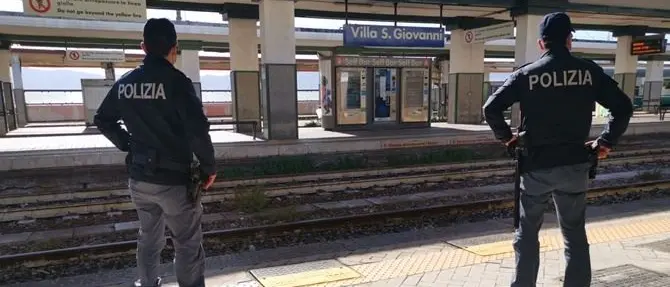 Villa San Giovanni, molesta donna incinta e aggredisce poliziotti: arrestato