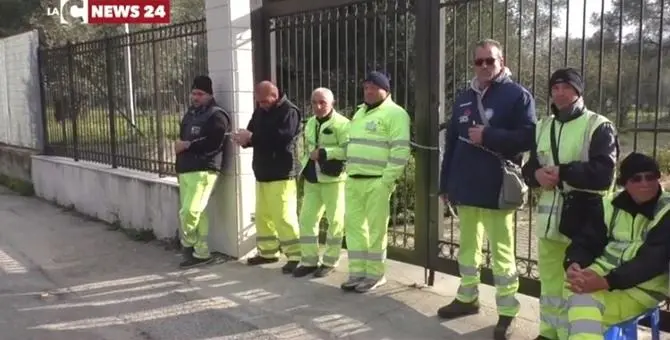 Rifiuti, a Rosarno la protesta dei lavoratori da mesi senza stipendio