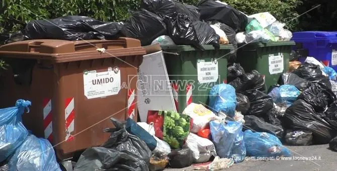 Scalea, ritardi nei pagamenti: scatta l'emergenza rifiuti