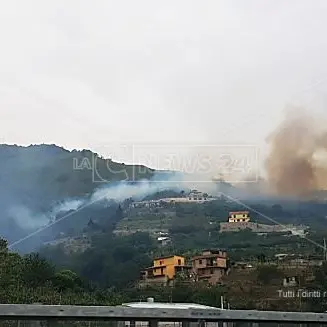 Scilla, incendio minaccia abitazioni: il fumo raggiunge anche l’autostrada A2