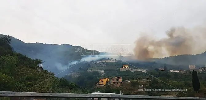 Scilla, incendio minaccia abitazioni: il fumo raggiunge anche l’autostrada A2