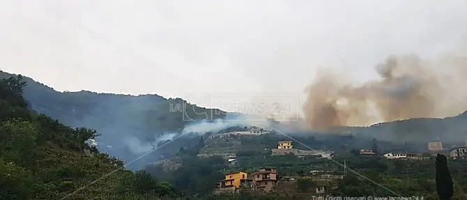 Scilla, incendio minaccia abitazioni: il fumo raggiunge anche l’autostrada A2