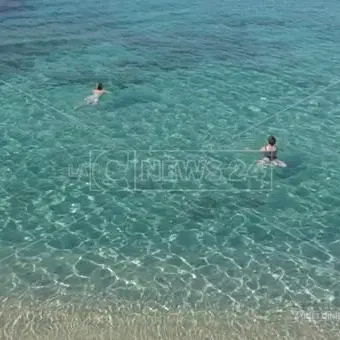 Coronavirus, gli esperti dello Spallanzani: «Sì al mare. Nessun contagio in acqua»