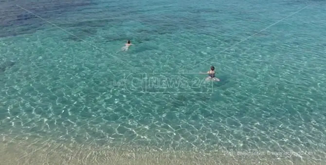 Coronavirus, gli esperti dello Spallanzani: «Sì al mare. Nessun contagio in acqua»