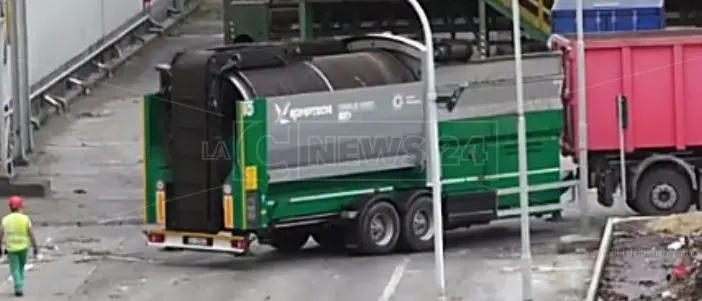 Rifiuti, la discarica “regionale” è privata: lo scandalo di 5 anni di affidamenti diretti