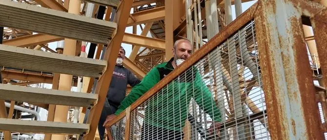 Rossano, fine protesta: i lavoratori Enel scendono dalla ciminiera